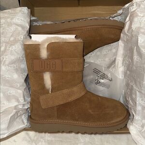 NIB UGG Bailey graphic Logo Strap Tan Boots